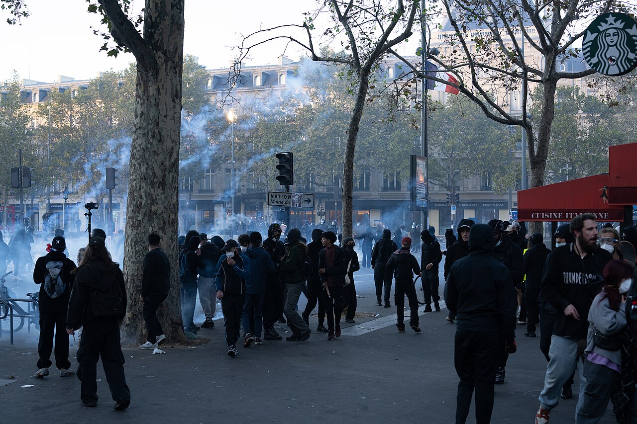 Manifestants et gaz lacrymogène place de la République, à Paris, le 17 octobre 2026